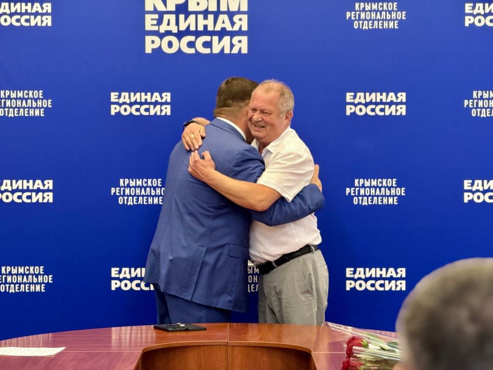 Юрий Нестеренко: По сложившейся традиции, лично поздравил с наступающим профессиональным праздником руководителей медицинских учреждений Крыма, вручил заслуженные благодарности