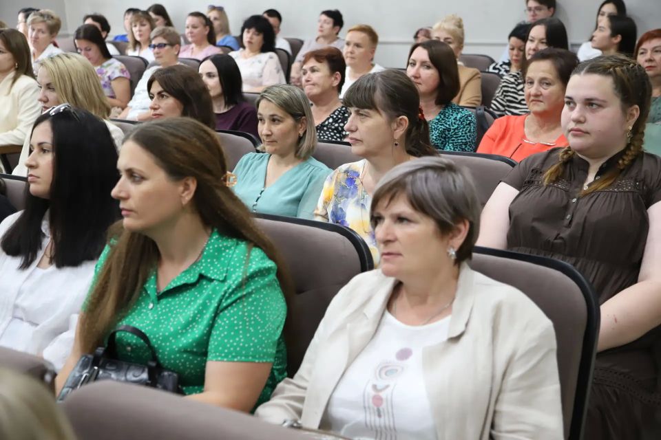 В преддверии Дня медицинского работника, который традиционно отмечается в третье воскресенье июня, в администрации района чествовали сотрудников местных медучреждений В преддверии Дня медицинского работника, который традиционно отмечается в третье воскресенье июня, в администрации района чествовали сотрудников местных медучреждений