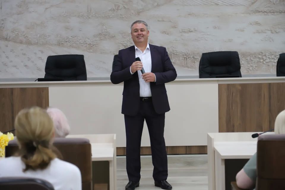 В преддверии Дня медицинского работника, который традиционно отмечается в третье воскресенье июня, в администрации района чествовали сотрудников местных медучреждений В преддверии Дня медицинского работника, который традиционно отмечается в третье воскресенье июня, в администрации района чествовали сотрудников местных медучреждений