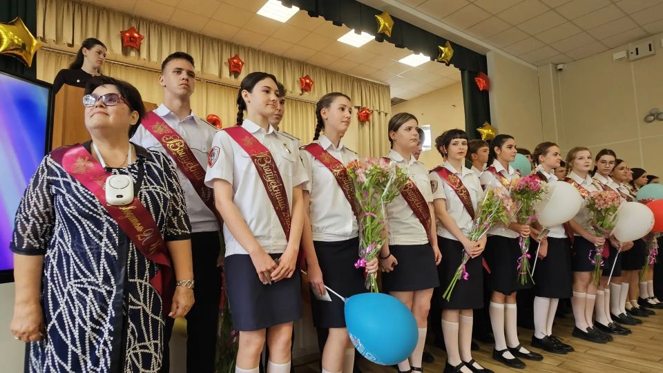 В Севастополе ученикам подшефных классов Росгвардии вручили школьные аттестаты В Севастополе ученикам подшефных классов Росгвардии вручили школьные аттестаты