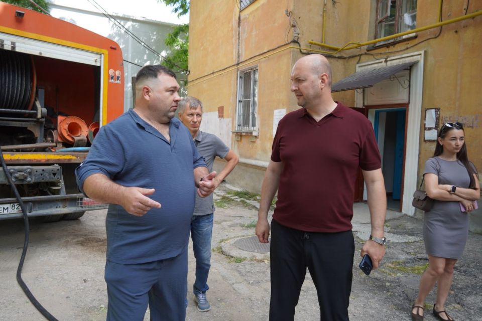 Иван Кошель: Встретился с жителями Кооперативного переулка, 32. Совместно с представителями управляющей компании «Монолит» и предприятия «Вода Крыма» обсудили наболевший вопрос — систематические засоры канализации Иван Кошель: Встретился с жителями Кооперативного переулка, 32. Совместно с представителями управляющей компании «Монолит» и предприятия «Вода Крыма» обсудили наболевший вопрос — систематические засоры канализации