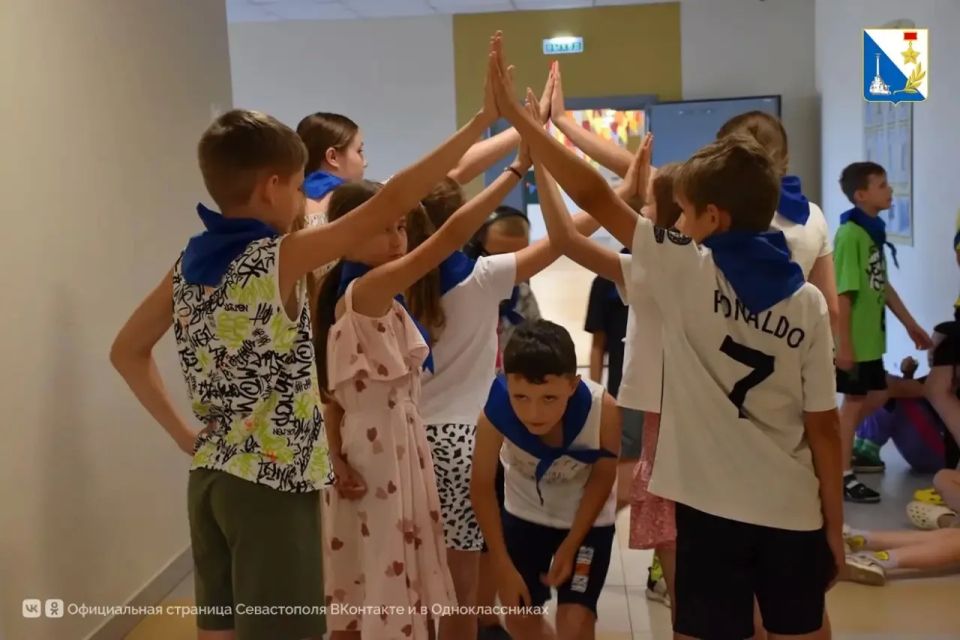 Школьники Севастополя проводят лето в пришкольных лагерях: экскурсии, квесты и крио-шоу Школьники Севастополя проводят лето в пришкольных лагерях: экскурсии, квесты и крио-шоу