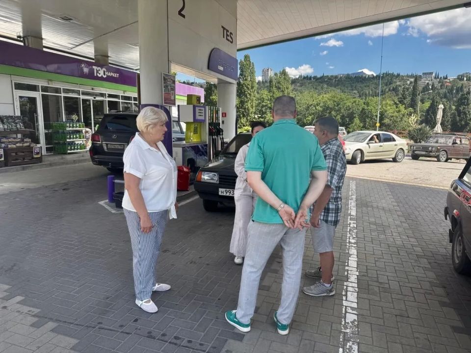 Проверила работу автозаправочных станций "ТЭС", расположенных на ул. Симферопольская, 11 и в с. Виноградное. На данных АЗС сегодня с 10:00 утра ведется реализация топлива марки АИ-92, АИ – 95+ и ДТ+ как за наличный расчет... Проверила работу автозаправочных станций "ТЭС", расположенных на ул. Симферопольская, 11 и в с. Виноградное. На данных АЗС сегодня с 10:00 утра ведется реализация топлива марки АИ-92, АИ – 95+ и ДТ+ как за наличный расчет...