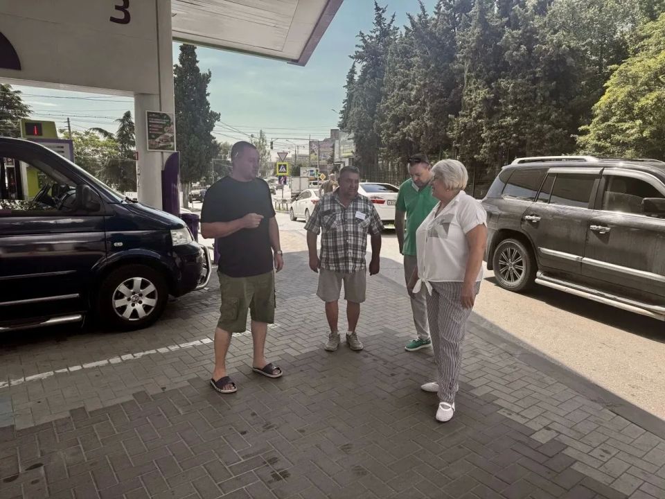 Проверила работу автозаправочных станций "ТЭС", расположенных на ул. Симферопольская, 11 и в с. Виноградное. На данных АЗС сегодня с 10:00 утра ведется реализация топлива марки АИ-92, АИ – 95+ и ДТ+ как за наличный расчет... Проверила работу автозаправочных станций "ТЭС", расположенных на ул. Симферопольская, 11 и в с. Виноградное. На данных АЗС сегодня с 10:00 утра ведется реализация топлива марки АИ-92, АИ – 95+ и ДТ+ как за наличный расчет...