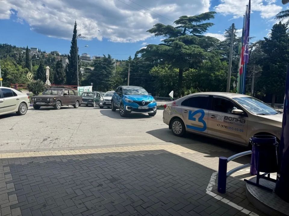 Проверила работу автозаправочных станций "ТЭС", расположенных на ул. Симферопольская, 11 и в с. Виноградное. На данных АЗС сегодня с 10:00 утра ведется реализация топлива марки АИ-92, АИ – 95+ и ДТ+ как за наличный расчет... Проверила работу автозаправочных станций "ТЭС", расположенных на ул. Симферопольская, 11 и в с. Виноградное. На данных АЗС сегодня с 10:00 утра ведется реализация топлива марки АИ-92, АИ – 95+ и ДТ+ как за наличный расчет...