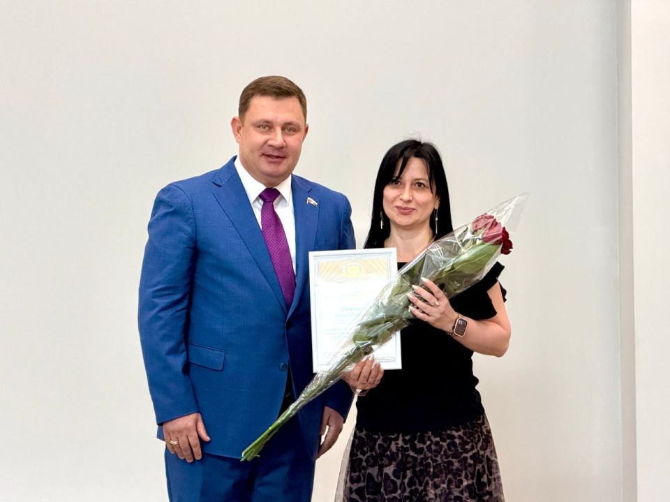 Юрий Нестеренко: Поздравил с наступающим профессиональным праздником уважаемых медицинских работников Республиканской клинической больницы им. Н.А. Семашко, вручил заслуженные благодарности