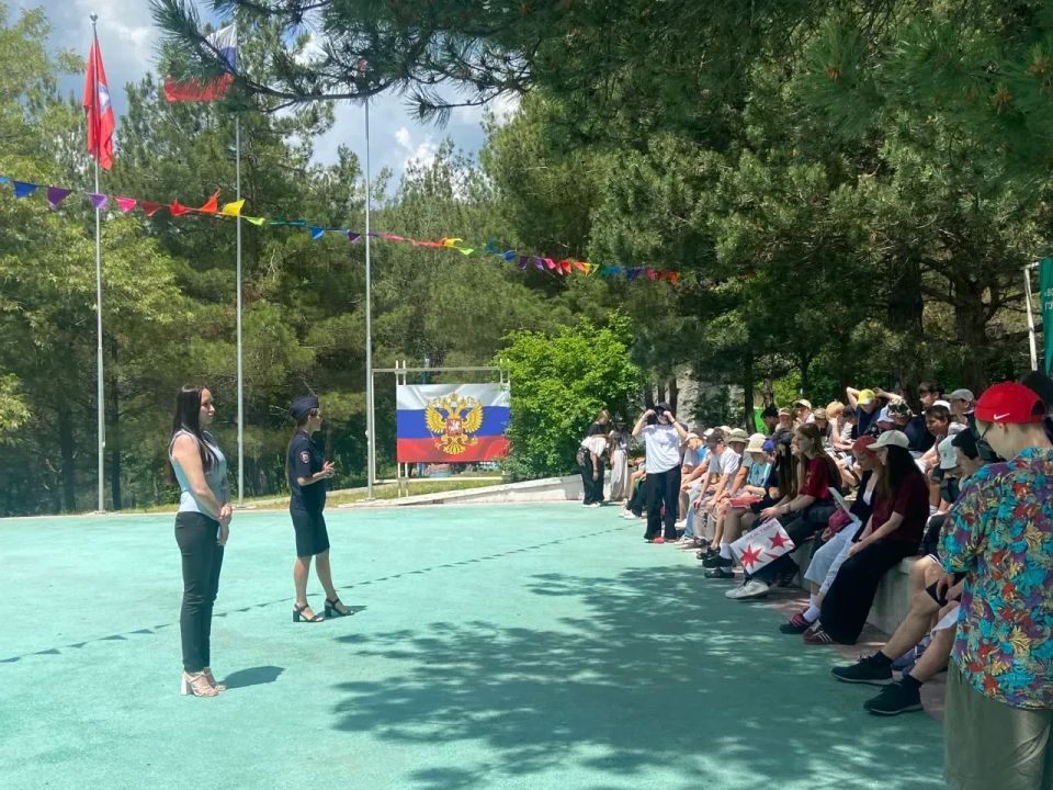 Севастопольские полицейские рассказали детям об опасности запрещенных веществ Севастопольские полицейские рассказали детям об опасности запрещенных веществ