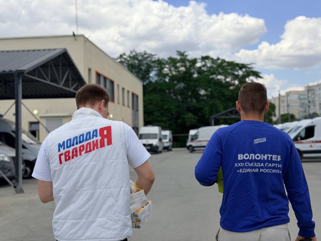 Активисты Евпаторийского отделения «Молодой Гвардии» лично поздравили медиков города — тех, кто ежедневно стоит на страже здоровья и спасает жизни Активисты Евпаторийского отделения «Молодой Гвардии» лично поздравили медиков города — тех, кто ежедневно стоит на страже здоровья и спасает жизни