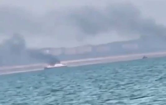Противник публикует кадры с тремя горящими паромами в районе порта Кавказ после налета беспилотников Противник публикует кадры с тремя горящими паромами в районе порта Кавказ после налета беспилотников