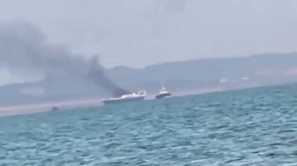 Противник публикует кадры с тремя горящими паромами в районе порта Кавказ после налета беспилотников Противник публикует кадры с тремя горящими паромами в районе порта Кавказ после налета беспилотников