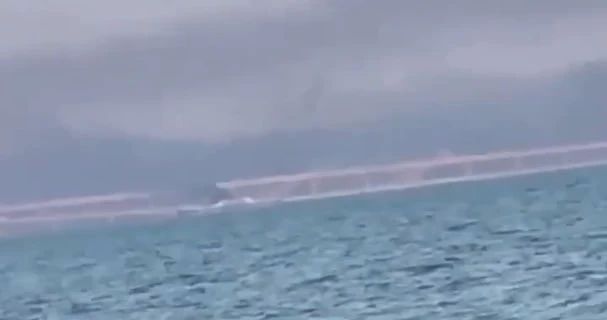 Противник публикует кадры с тремя горящими паромами в районе порта Кавказ после налета беспилотников