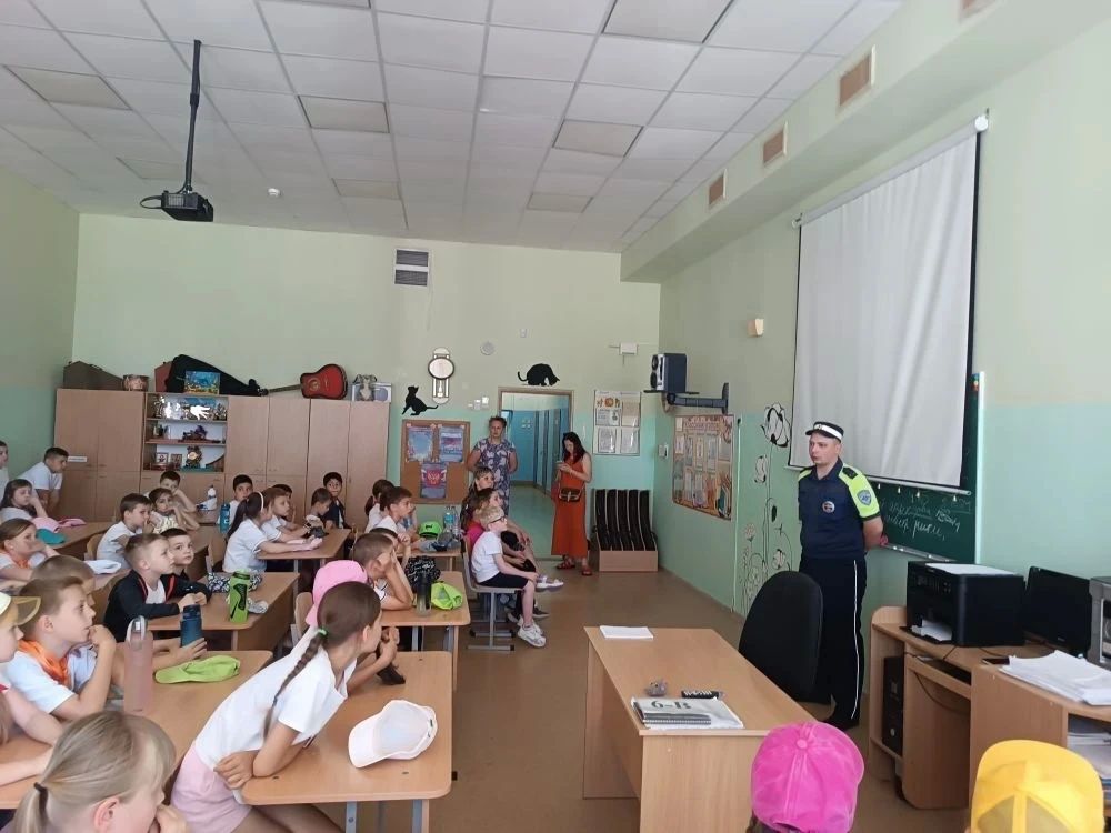 В пришкольном лагере дневного пребывания МБОУ СОШ № 30 им. А. А. Аматуни «Солнышко», который работает для учеников начальной школы, прошла важная и познавательная встреча с инспектором ГИБДД! В пришкольном лагере дневного пребывания МБОУ СОШ № 30 им. А. А. Аматуни «Солнышко», который работает для учеников начальной школы, прошла важная и познавательная встреча с инспектором ГИБДД!