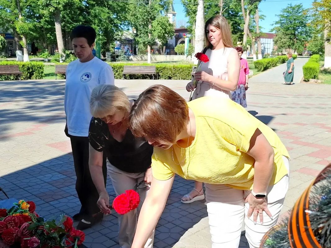 Сегодня, в День памяти и скорби, на площади у памятника Воину-освободителю состоялась торжественная церемония возложения цветов в честь павших в годы Великой Отечественной войны Сегодня, в День памяти и скорби, на площади у памятника Воину-освободителю состоялась торжественная церемония возложения цветов в честь павших в годы Великой Отечественной войны