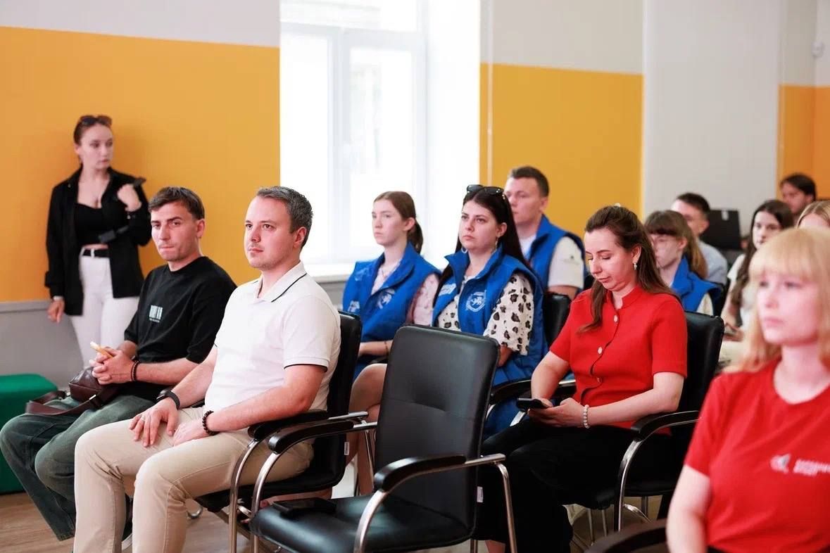Активисты Симферопольского местного отделения «Молодой Гвардии» приняли участие в презентации книги Владимира Бобкова «Треугольник памяти» Активисты Симферопольского местного отделения «Молодой Гвардии» приняли участие в презентации книги Владимира Бобкова «Треугольник памяти»