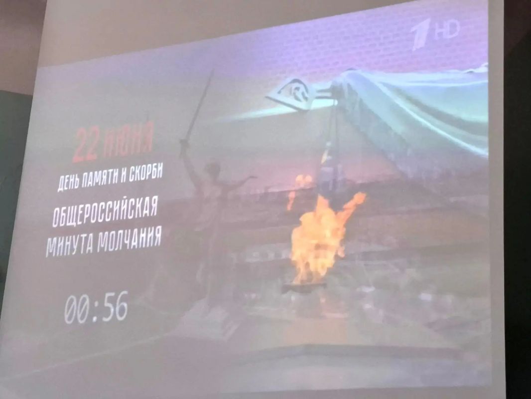 Сегодня, 22 июня, в День памяти и скорби руководители и сотрудники администрации района, районного совета присоединились к общероссийской акции «Минута молчания» и, собравшись вместе, почтили память предков, отдавших свои... Сегодня, 22 июня, в День памяти и скорби руководители и сотрудники администрации района, районного совета присоединились к общероссийской акции «Минута молчания» и, собравшись вместе, почтили память предков, отдавших свои...