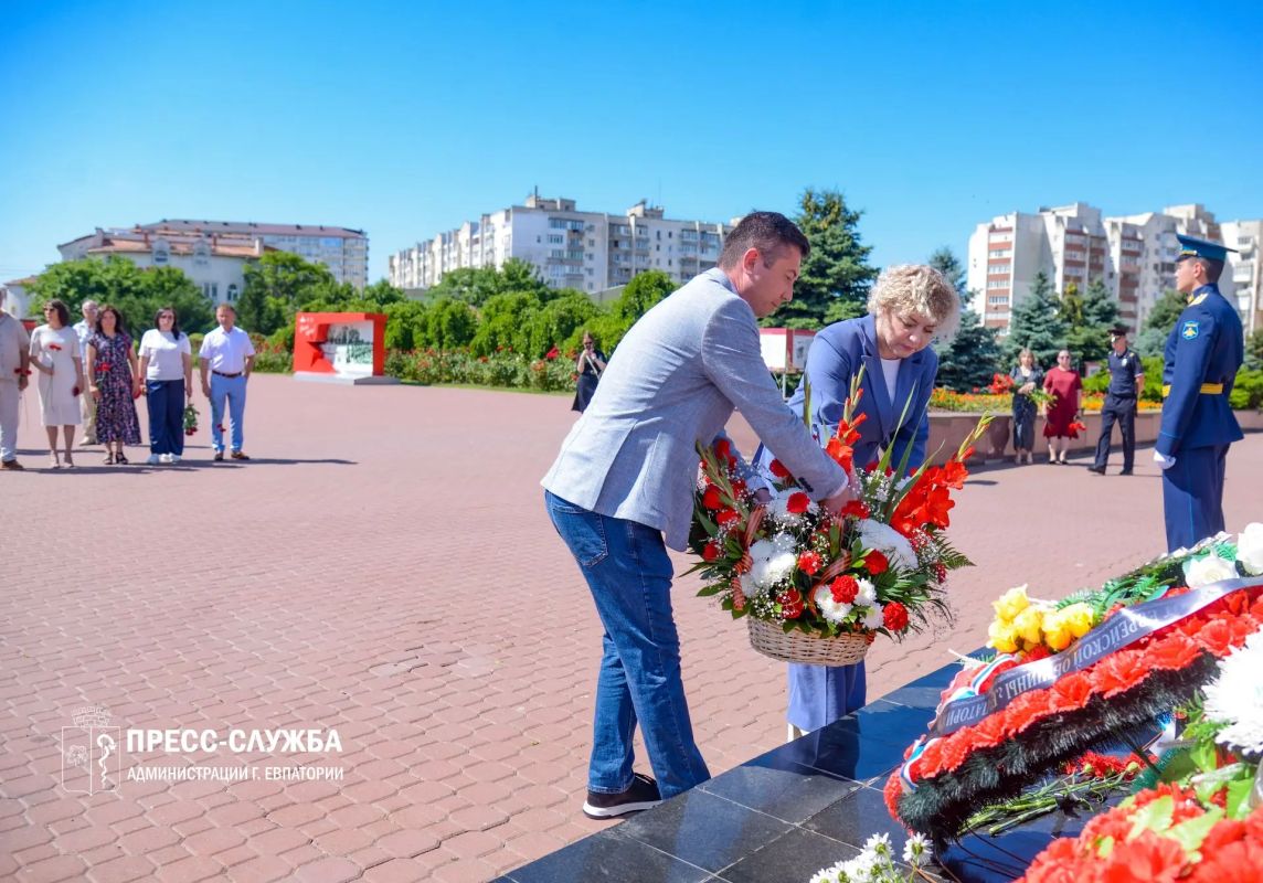 День памяти и скорби: в Евпатории почтили память защитников Родины День памяти и скорби: в Евпатории почтили память защитников Родины