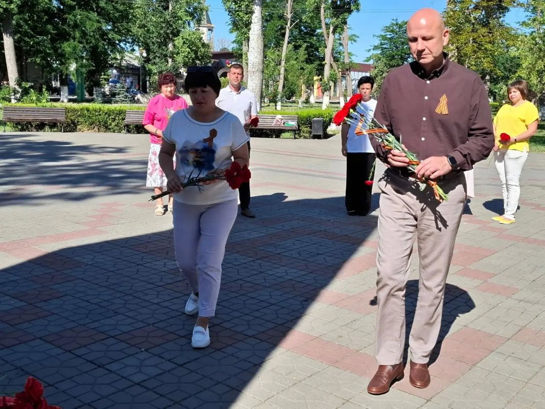 Сегодня, в День памяти и скорби, на площади у памятника Воину-освободителю состоялась торжественная церемония возложения цветов в честь павших в годы Великой Отечественной войны Сегодня, в День памяти и скорби, на площади у памятника Воину-освободителю состоялась торжественная церемония возложения цветов в честь павших в годы Великой Отечественной войны