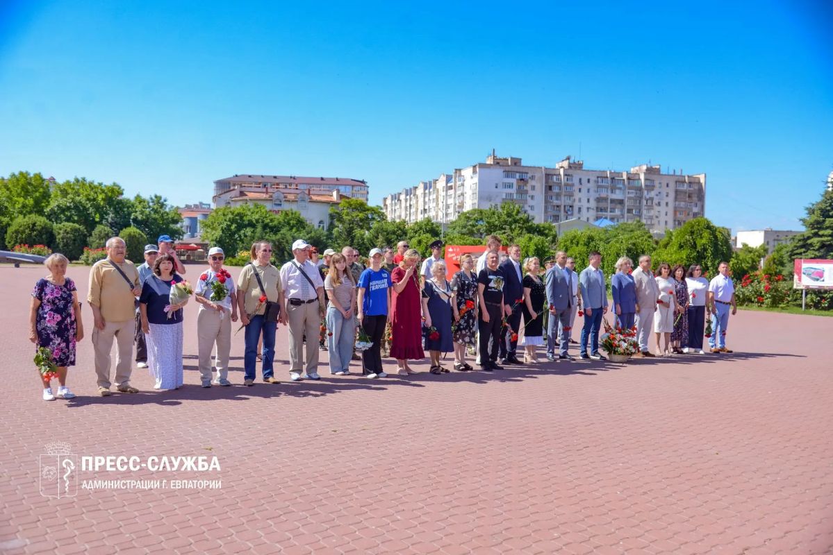 День памяти и скорби: в Евпатории почтили память защитников Родины
