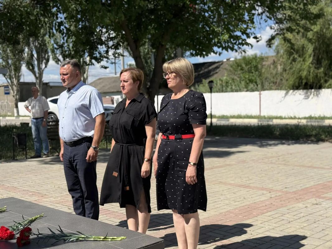 «Время не властно над памятью. Сегодня мы склоняем головы перед мужеством людей, переживших войну, перед подвигом защитников Отечества и перед всеми, чьи жизни стали частью великой истории нашей страны» «Время не властно над памятью. Сегодня мы склоняем головы перед мужеством людей, переживших войну, перед подвигом защитников Отечества и перед всеми, чьи жизни стали частью великой истории нашей страны»