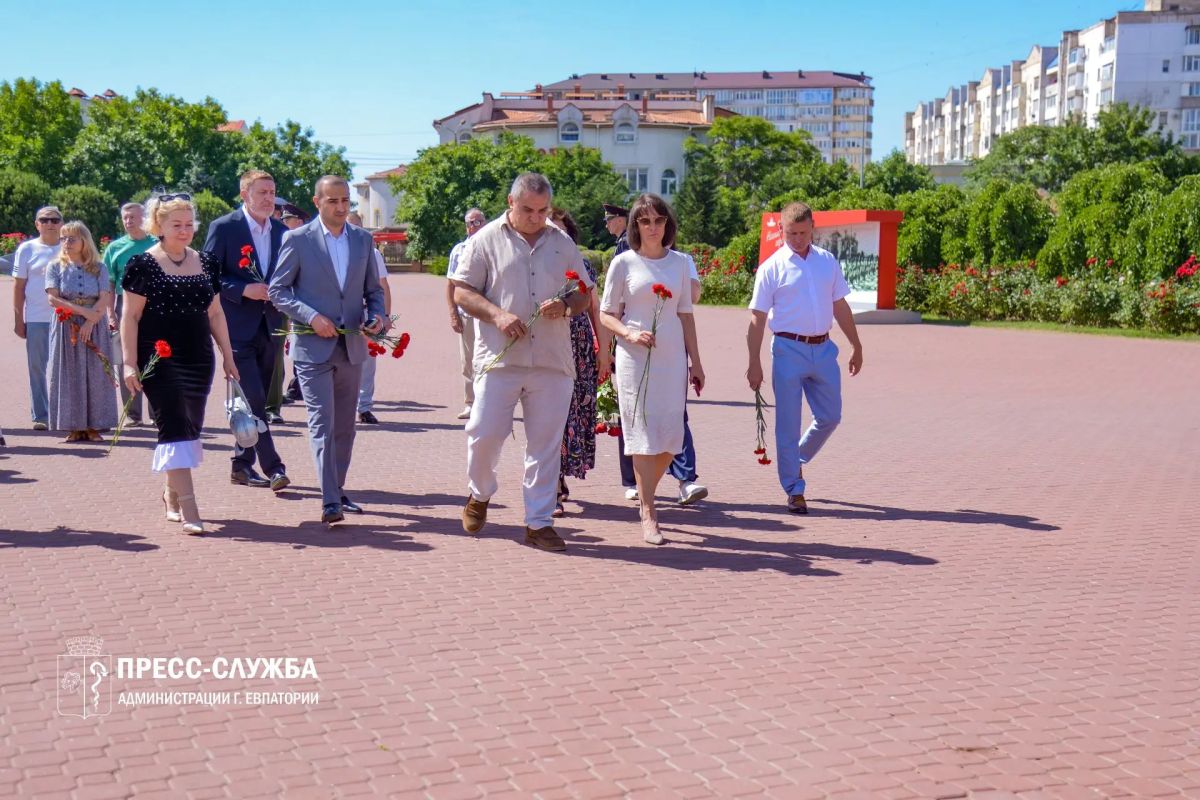 День памяти и скорби: в Евпатории почтили память защитников Родины День памяти и скорби: в Евпатории почтили память защитников Родины
