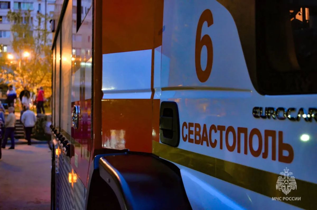 11 человек эвакуировали из горящего дома в Севастополе