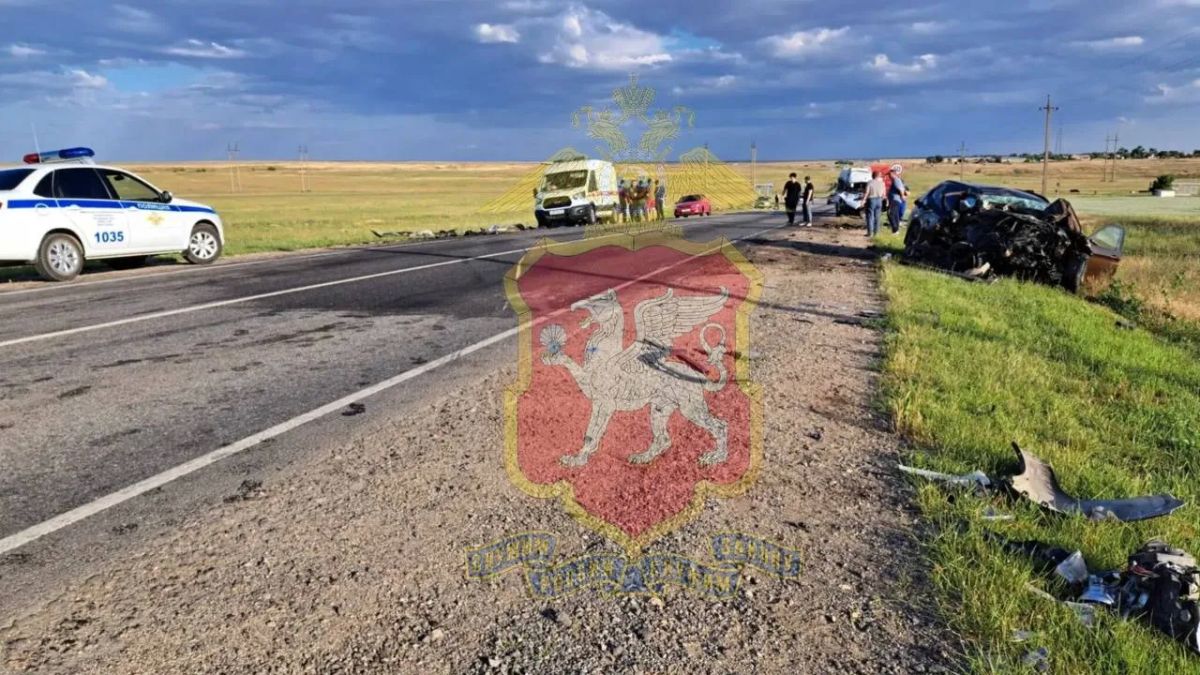 Два человека, в том числе 17-летний подросток, погибли в ДТП с микроавтобусом в Крыму