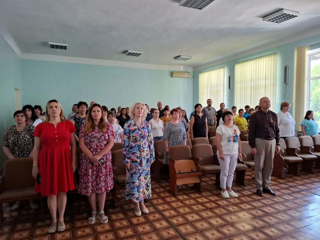 Сегодня, 22 июня, в День памяти и скорби руководители и сотрудники администрации района, районного совета присоединились к общероссийской акции «Минута молчания» и, собравшись вместе, почтили память предков, отдавших свои... Сегодня, 22 июня, в День памяти и скорби руководители и сотрудники администрации района, районного совета присоединились к общероссийской акции «Минута молчания» и, собравшись вместе, почтили память предков, отдавших свои...