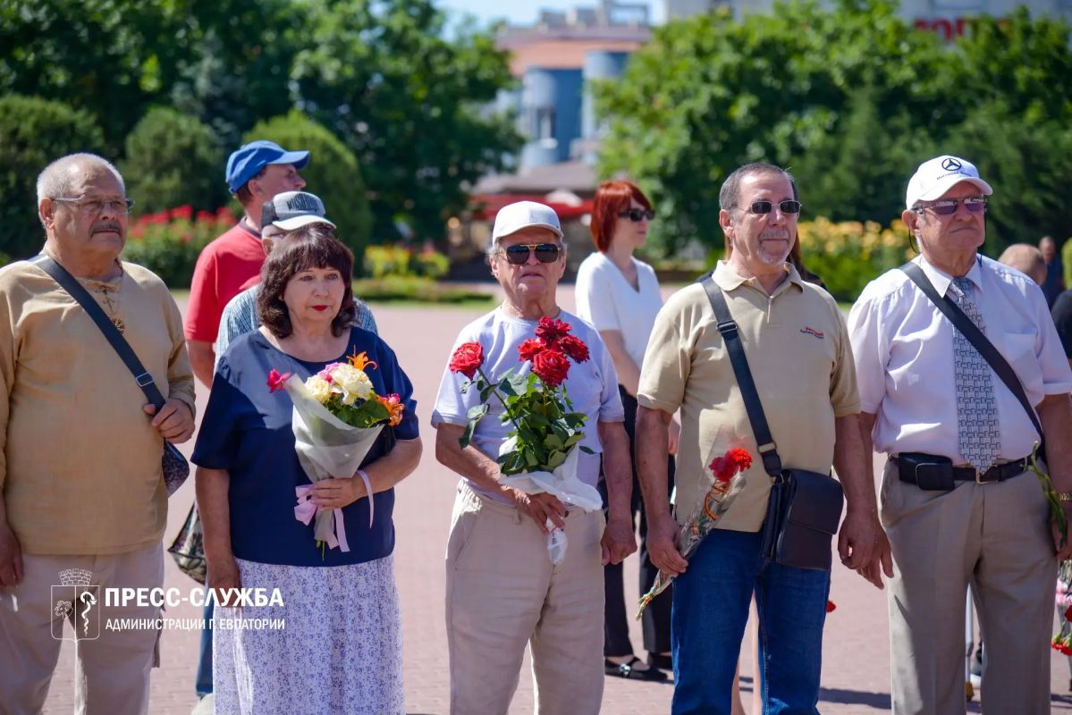 День памяти и скорби: в Евпатории почтили память защитников Родины День памяти и скорби: в Евпатории почтили память защитников Родины