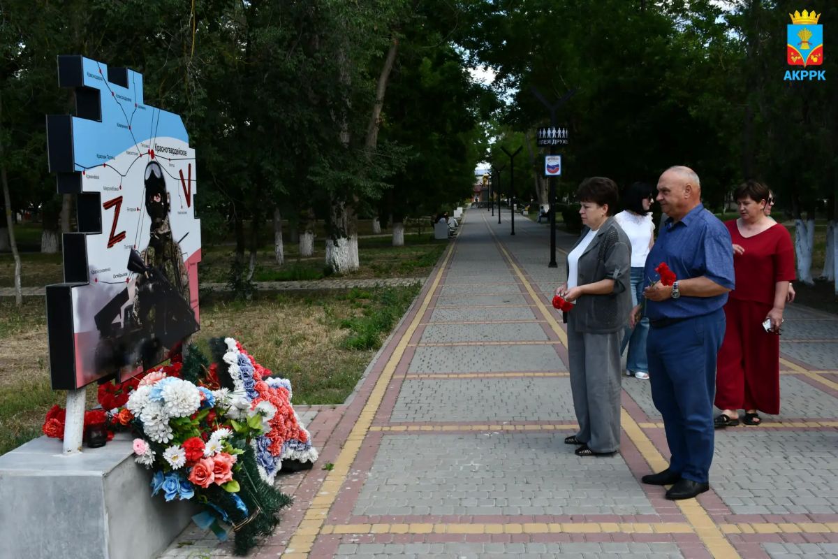 Василий Грабован: В День памяти и скорби мы возложили цветы к подножию мемориала и памятников нашего района, чествуя три поколения защитников Родины: героев Великой Отечественной войны, Афганской войны и участников... Василий Грабован: В День памяти и скорби мы возложили цветы к подножию мемориала и памятников нашего района, чествуя три поколения защитников Родины: героев Великой Отечественной войны, Афганской войны и участников...