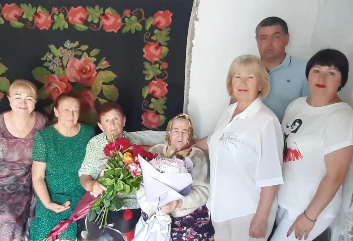 20 июня председатель Советского районного совета Виктория Грицай совместно с председателем Краснофлотского сельского совета Сергеем Нестеренко, председателем районного Совета ветеранов Любовью Крюковской и председателем...