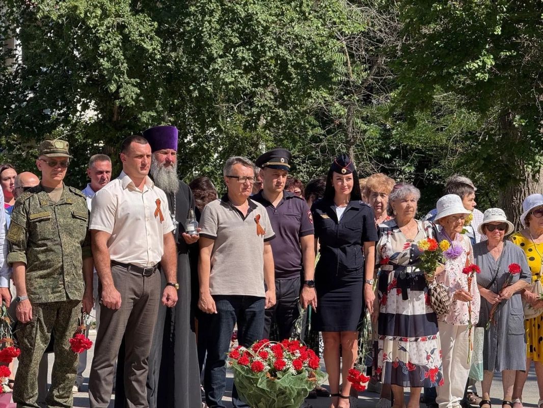 Полицейские г. Красноперекопск приняли участие в церемонии возложения цветов, посвященной Дню памяти и скорби – Дню начала Великой Отечественной войны Полицейские г. Красноперекопск приняли участие в церемонии возложения цветов, посвященной Дню памяти и скорби – Дню начала Великой Отечественной войны
