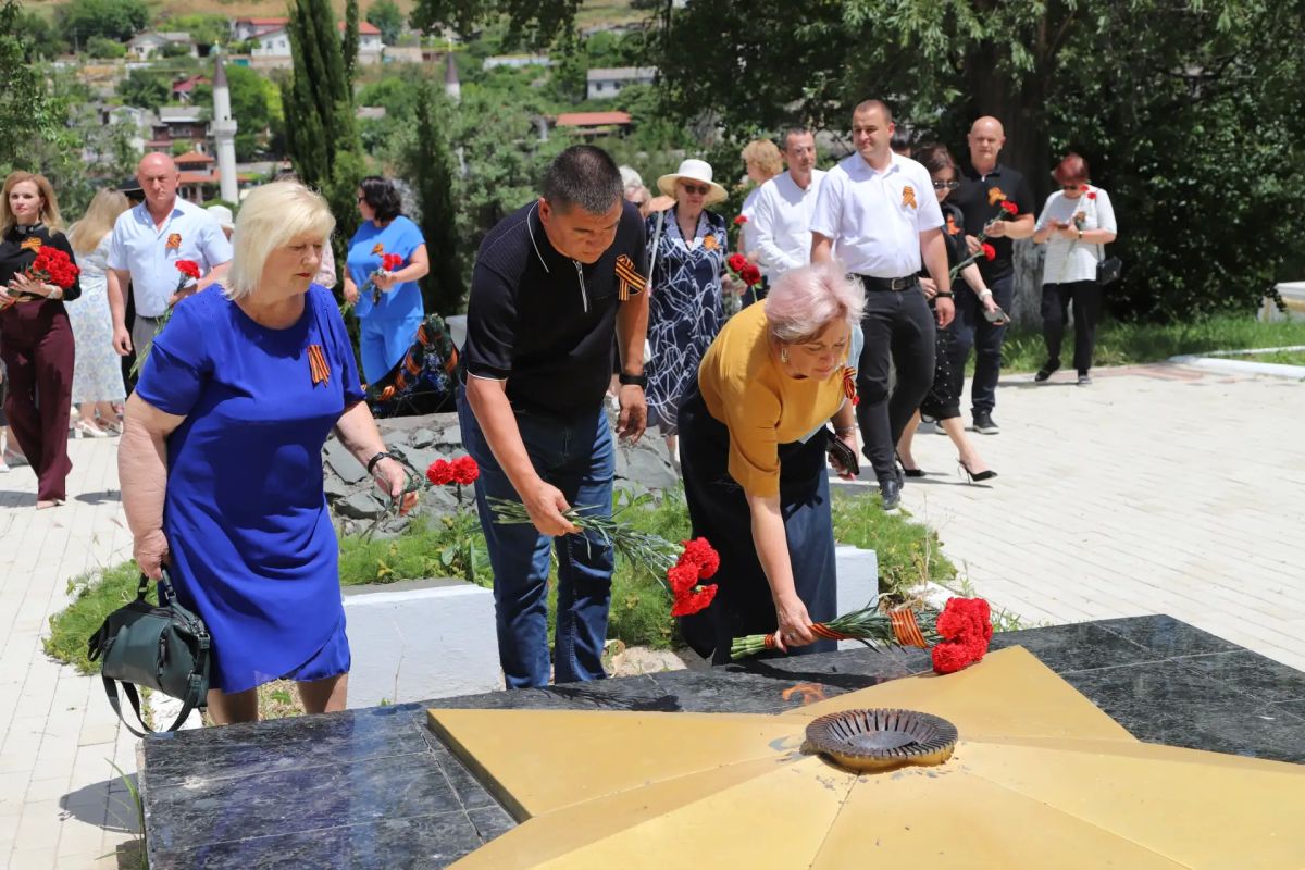 В день памяти и скорби, начала Великой Отечественной войны, жители Бахчисарайского района, представители власти, силовых структур, общественники и активисты почтили память погибших в войне и возложили цветы на Братском... В день памяти и скорби, начала Великой Отечественной войны, жители Бахчисарайского района, представители власти, силовых структур, общественники и активисты почтили память погибших в войне и возложили цветы на Братском...