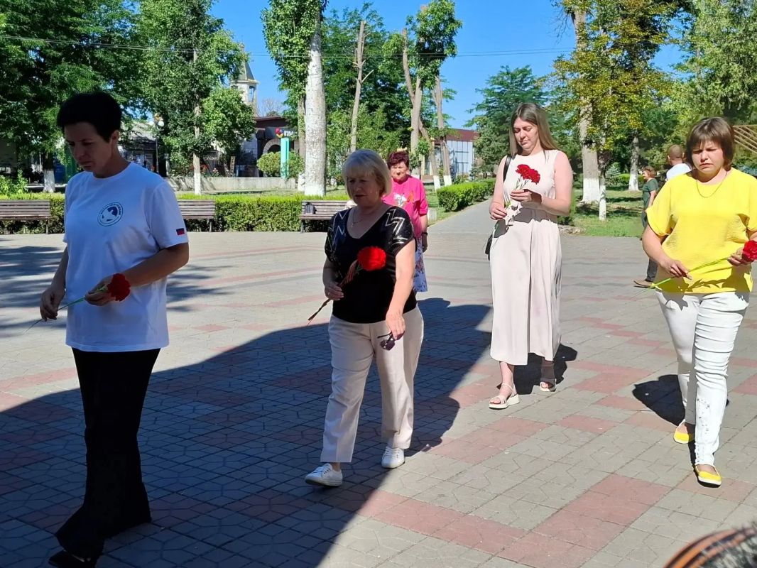 Сегодня, в День памяти и скорби, на площади у памятника Воину-освободителю состоялась торжественная церемония возложения цветов в честь павших в годы Великой Отечественной войны Сегодня, в День памяти и скорби, на площади у памятника Воину-освободителю состоялась торжественная церемония возложения цветов в честь павших в годы Великой Отечественной войны