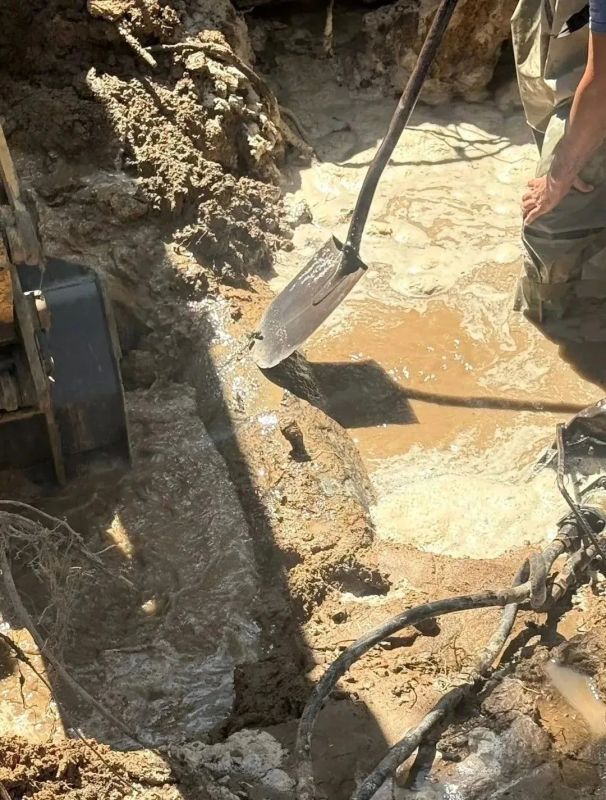 Евпаторийский филиал ГУП РК «Вода Крыма» ликвидирует аварию на сетях по адресу: ул. Демышева, д. №130 Евпаторийский филиал ГУП РК «Вода Крыма» ликвидирует аварию на сетях по адресу: ул. Демышева, д. №130