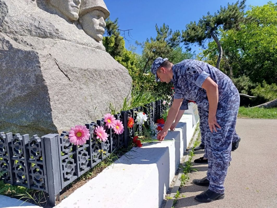 В Крыму росгвардейцы почтили память жертв Великой Отечественной войны В Крыму росгвардейцы почтили память жертв Великой Отечественной войны