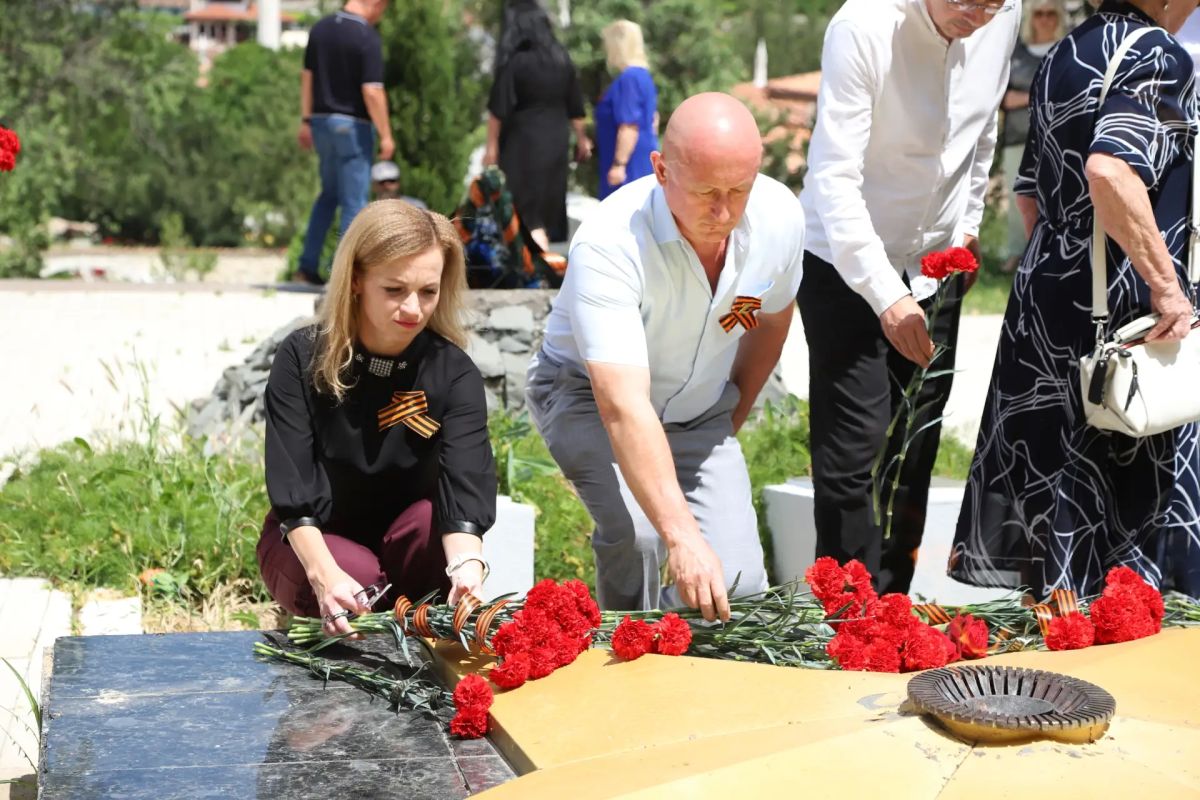 В день памяти и скорби, начала Великой Отечественной войны, жители Бахчисарайского района, представители власти, силовых структур, общественники и активисты почтили память погибших в войне и возложили цветы на Братском... В день памяти и скорби, начала Великой Отечественной войны, жители Бахчисарайского района, представители власти, силовых структур, общественники и активисты почтили память погибших в войне и возложили цветы на Братском...
