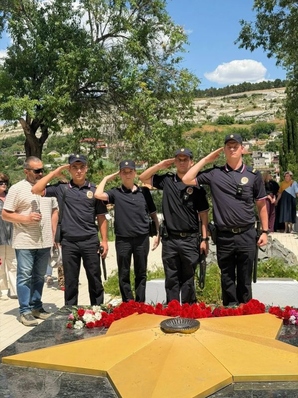Мы помним: В День памяти и скорби в Бахчисарае возложили цветы к Вечному огню Мы помним: В День памяти и скорби в Бахчисарае возложили цветы к Вечному огню