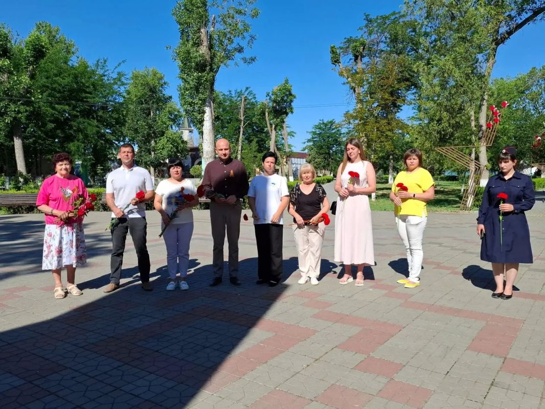 Сегодня, в День памяти и скорби, на площади у памятника Воину-освободителю состоялась торжественная церемония возложения цветов в честь павших в годы Великой Отечественной войны