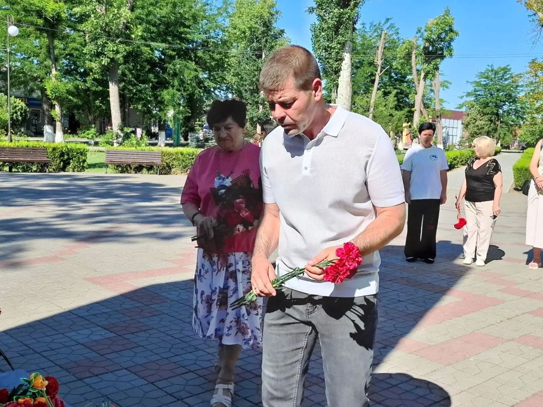 Сегодня, в День памяти и скорби, на площади у памятника Воину-освободителю состоялась торжественная церемония возложения цветов в честь павших в годы Великой Отечественной войны Сегодня, в День памяти и скорби, на площади у памятника Воину-освободителю состоялась торжественная церемония возложения цветов в честь павших в годы Великой Отечественной войны