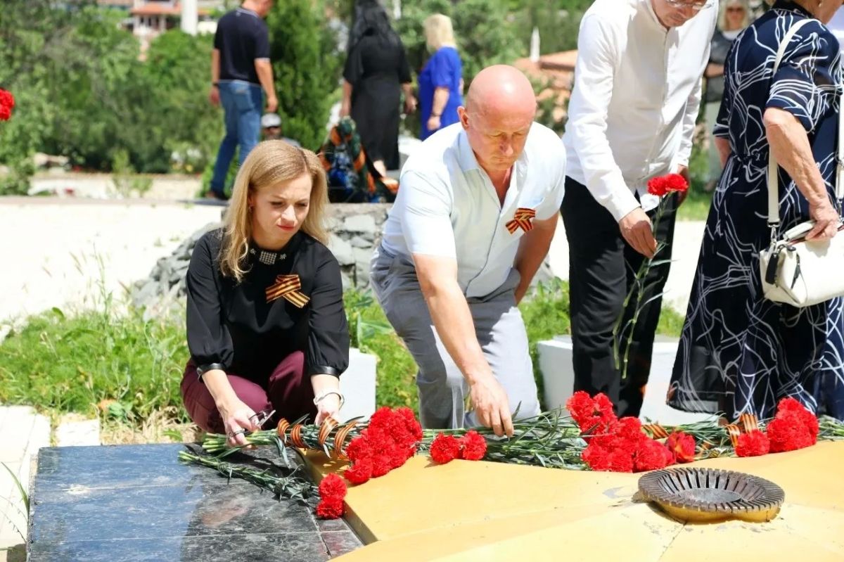 Мы помним: В День памяти и скорби в Бахчисарае возложили цветы к Вечному огню Мы помним: В День памяти и скорби в Бахчисарае возложили цветы к Вечному огню