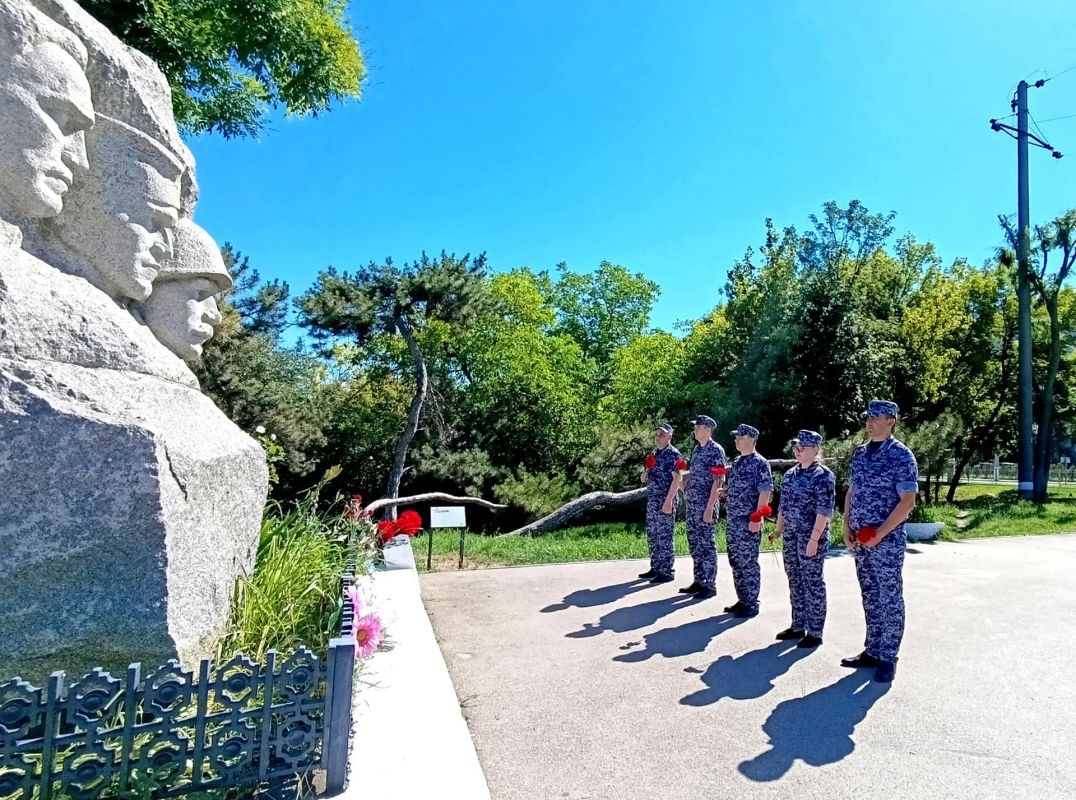 В Крыму росгвардейцы почтили память жертв Великой Отечественной войны В Крыму росгвардейцы почтили память жертв Великой Отечественной войны