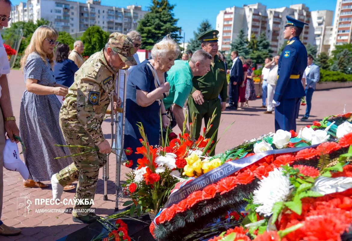 День памяти и скорби: в Евпатории почтили память защитников Родины День памяти и скорби: в Евпатории почтили память защитников Родины