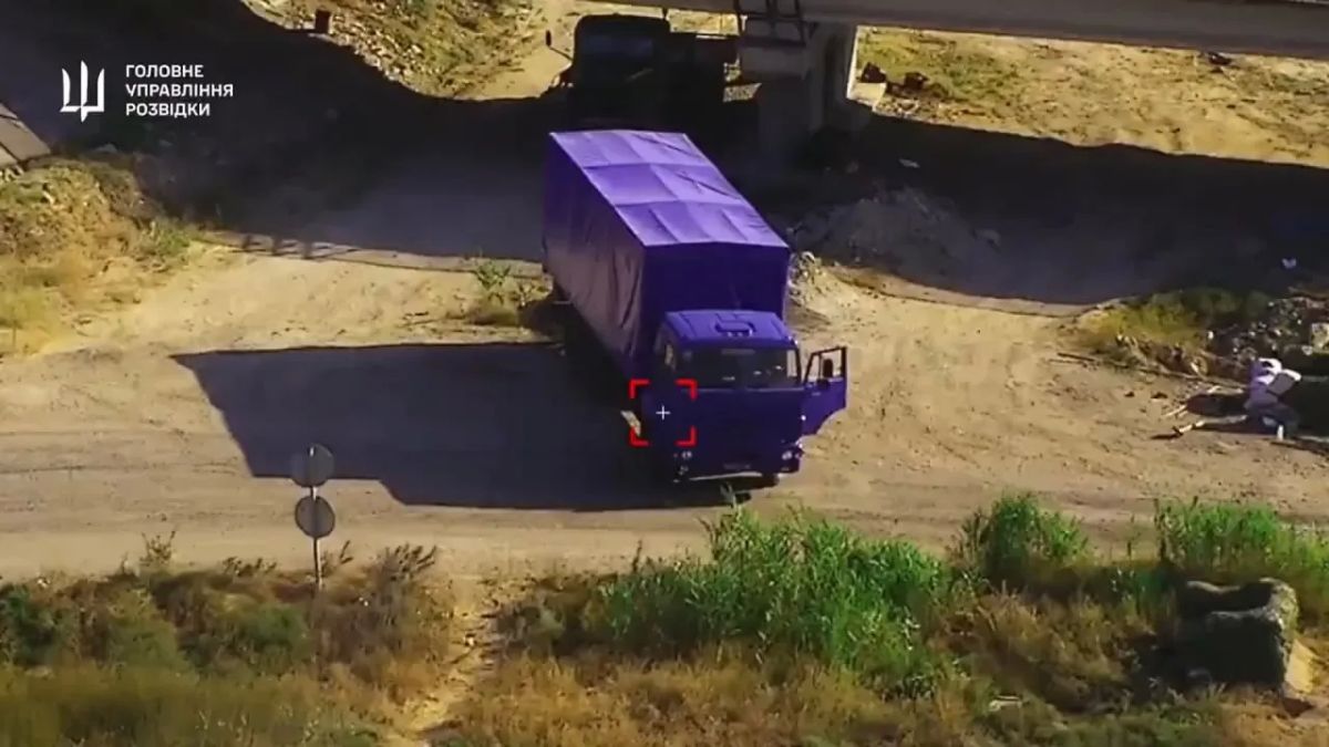 Противник публикует кадры ударов своих дронов-камикадзе RAM-2X по российской логистике, в том числе прямо на понтонах между Крымом и Херсонской областью Противник публикует кадры ударов своих дронов-камикадзе RAM-2X по российской логистике, в том числе прямо на понтонах между Крымом и Херсонской областью