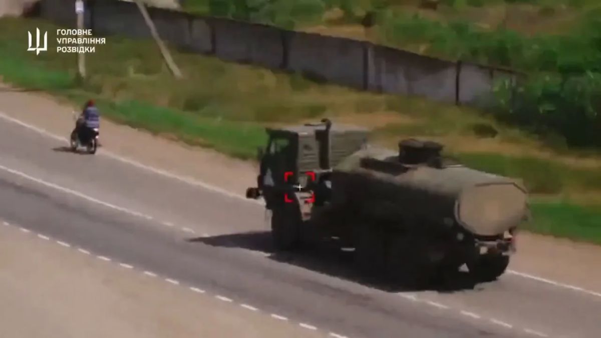 Противник публикует кадры ударов своих дронов-камикадзе RAM-2X по российской логистике, в том числе прямо на понтонах между Крымом и Херсонской областью Противник публикует кадры ударов своих дронов-камикадзе RAM-2X по российской логистике, в том числе прямо на понтонах между Крымом и Херсонской областью