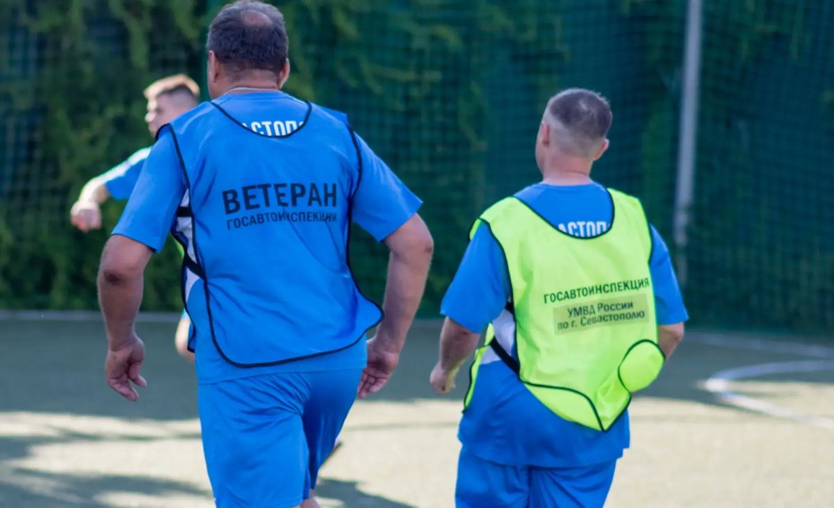 В Севастополе Госавтоинспекция организовала товарищеский матч по мини-футболу с ветеранами службы В Севастополе Госавтоинспекция организовала товарищеский матч по мини-футболу с ветеранами службы