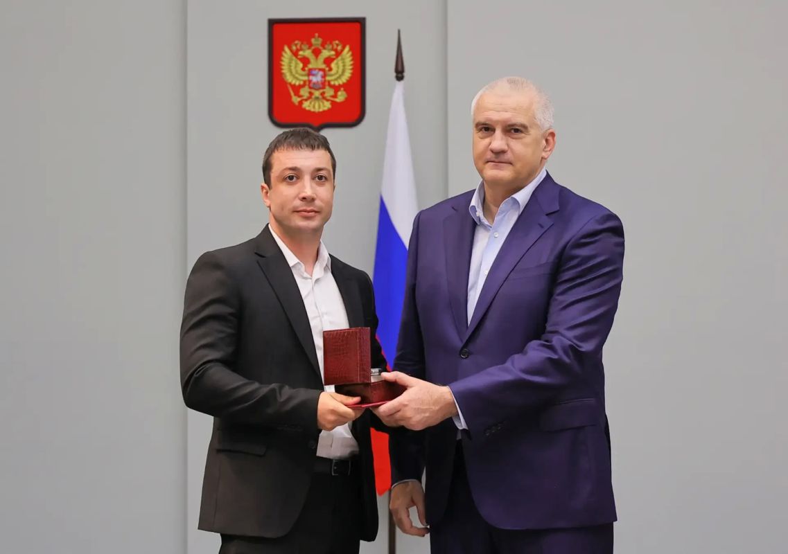 Сергей Аксёнов вручил дипломы выпускникам региональной кадровой программы «Герои Крыма» Сергей Аксёнов вручил дипломы выпускникам региональной кадровой программы «Герои Крыма»