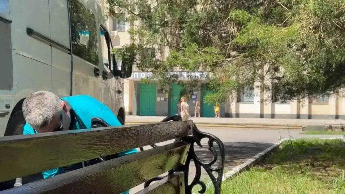 Иван Кошель: У поликлиники №3 ГБУЗ РК «Керченская городская больница №3» сотрудниками Службы городского хозяйства установлены две скамейки Иван Кошель: У поликлиники №3 ГБУЗ РК «Керченская городская больница №3» сотрудниками Службы городского хозяйства установлены две скамейки