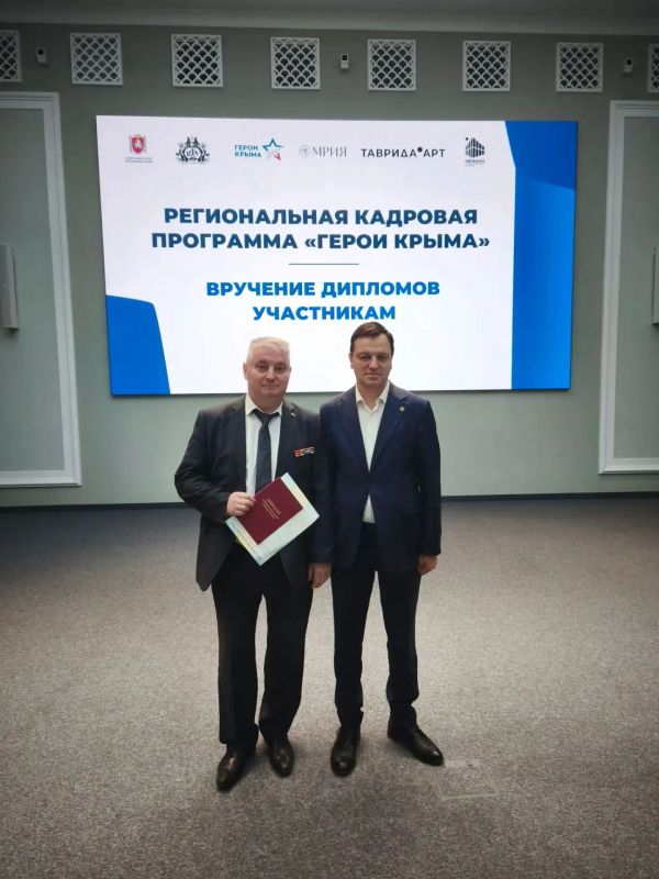 Председатель Государственного комитета по делам межнациональных отношений Республики Крым Руслан Якубов поздравил выпускника кадровой программы «Герои Крыма» Константина Петрова