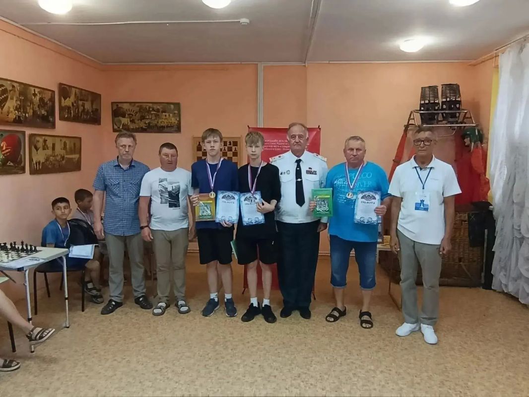 Соревнуются шахматисты. В Феодосии при поддержке местной шахматной федерации, РОО «Союз советских офицеров, ветеранов боевых действий Феодосии и Восточного Крыма» состоялся блиц-турнир по шахматам, посвященный 244-й... Соревнуются шахматисты. В Феодосии при поддержке местной шахматной федерации, РОО «Союз советских офицеров, ветеранов боевых действий Феодосии и Восточного Крыма» состоялся блиц-турнир по шахматам, посвященный 244-й...