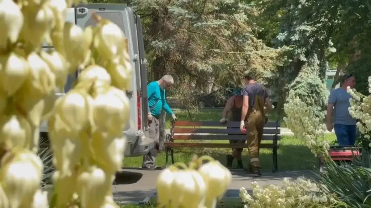 Иван Кошель: У поликлиники №3 ГБУЗ РК «Керченская городская больница №3» сотрудниками Службы городского хозяйства установлены две скамейки Иван Кошель: У поликлиники №3 ГБУЗ РК «Керченская городская больница №3» сотрудниками Службы городского хозяйства установлены две скамейки